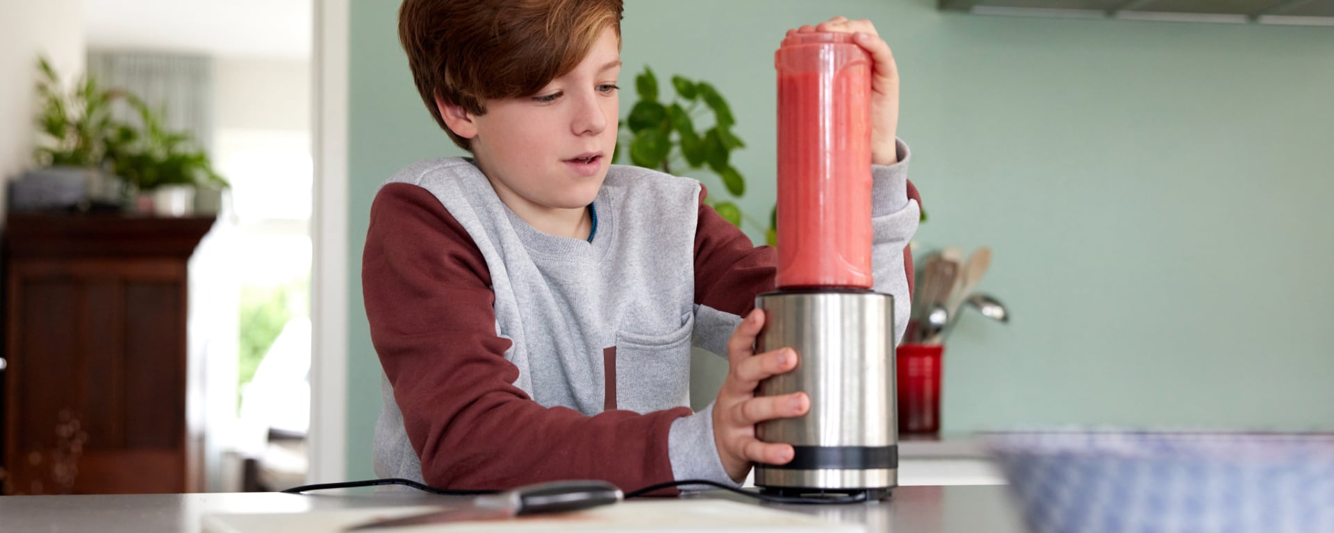 Jongen met moeder op glijbaan