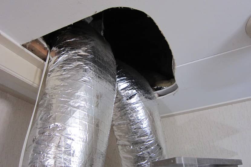 Bij de afvoerpijp van de afzuiging zit een gat in het plafond. Via dit gat kunnen muizen makkelijk binnenkomen.