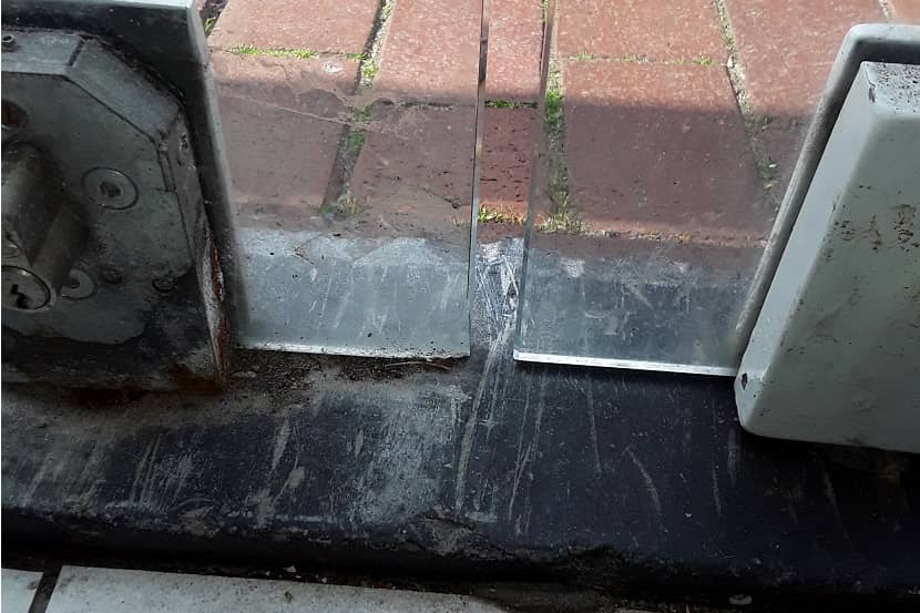 Door deze kier tussen de voordeur kunnen muizen naar binnen komen.