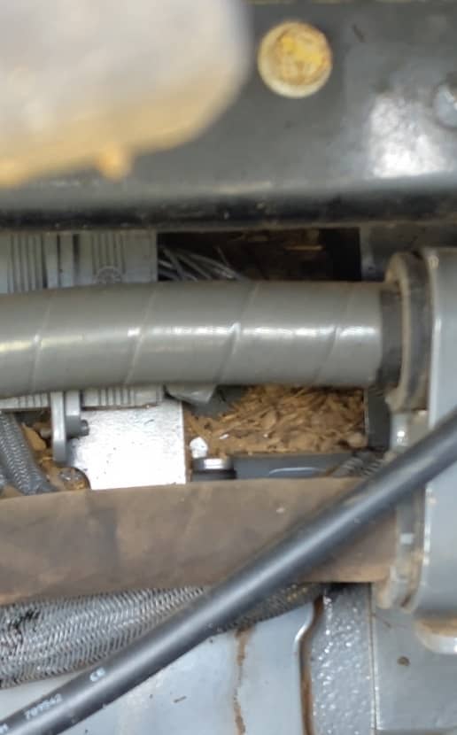 Grond- en plantenresten tussen onderdelen voertuig