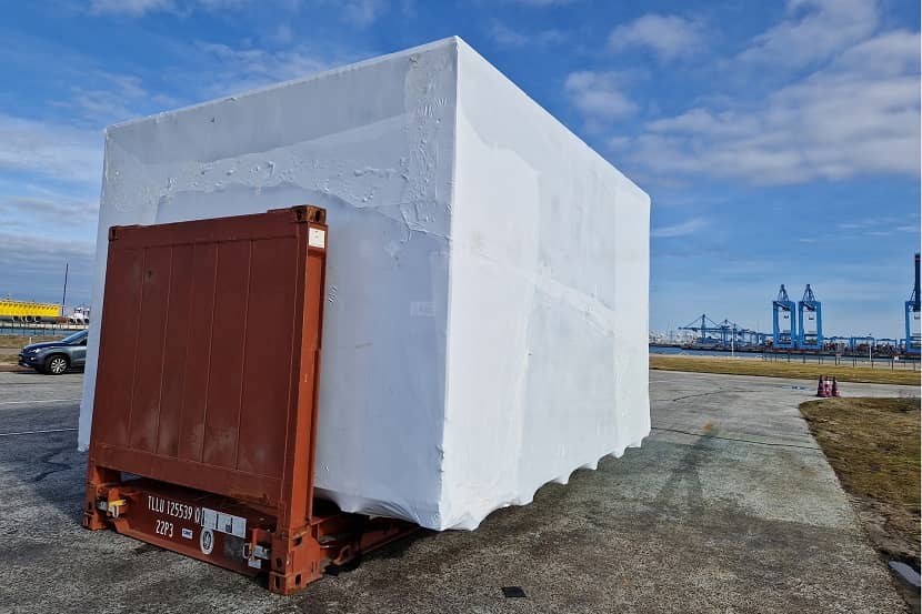 Voertuig in wit folie gewikkeld