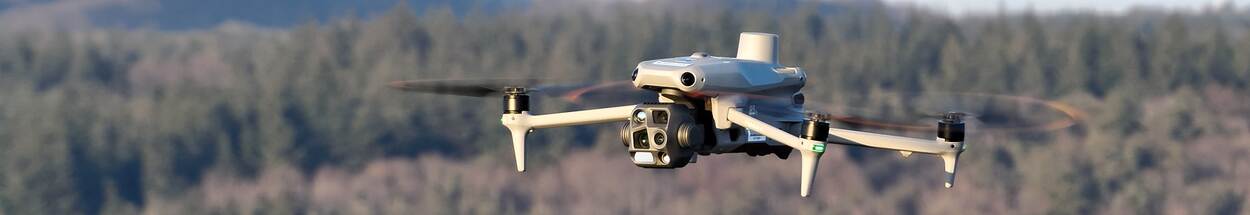 Drone vliegt over veld