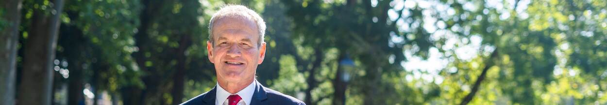 Gerard Bakker voor kantoor