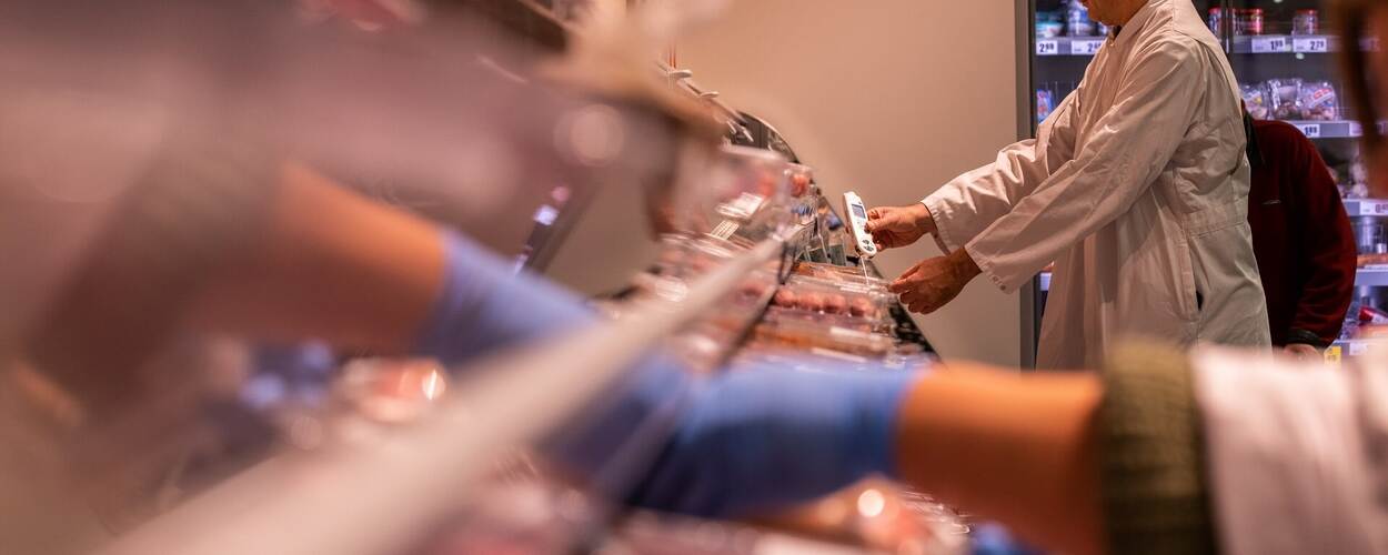 Inspecteur controleert temperatuur bij koeling