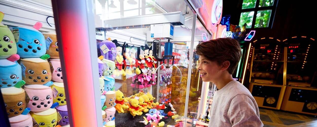 November - Jongen in speelhal