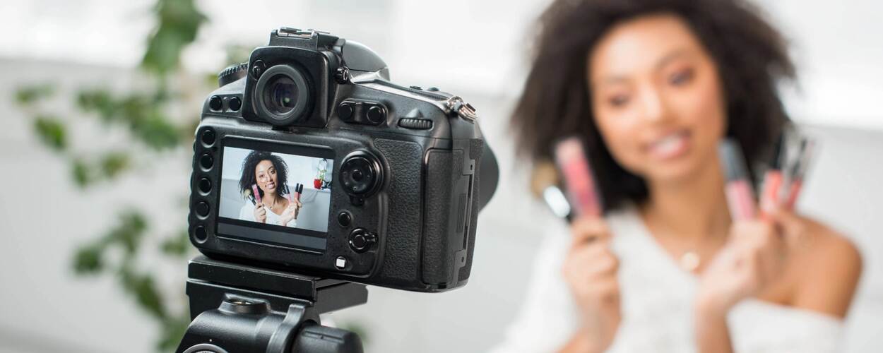 Influencer die makeup promoot