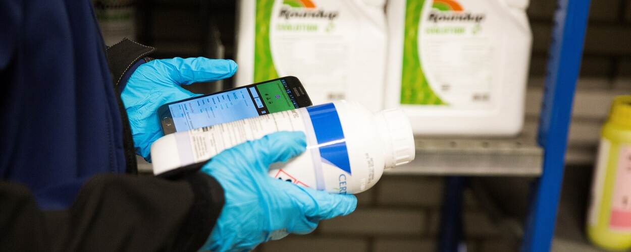 Inspecteur controle middelenverpakkingen bij groothandel