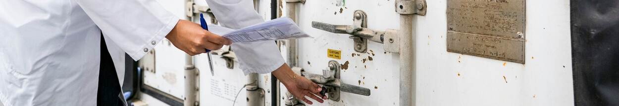 Inspecteur opent container