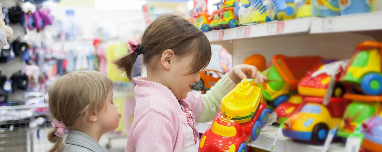 Kinderen in speelgoedwinkel