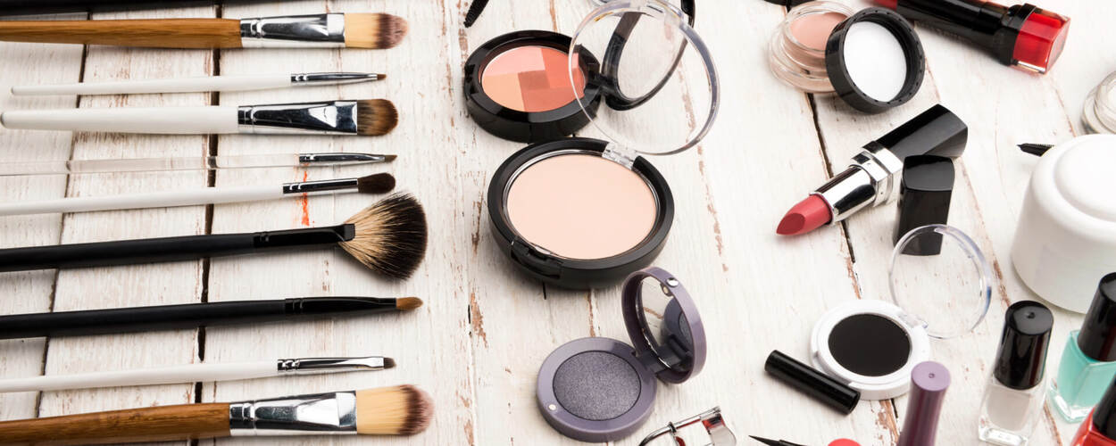 Make-up op een tafel