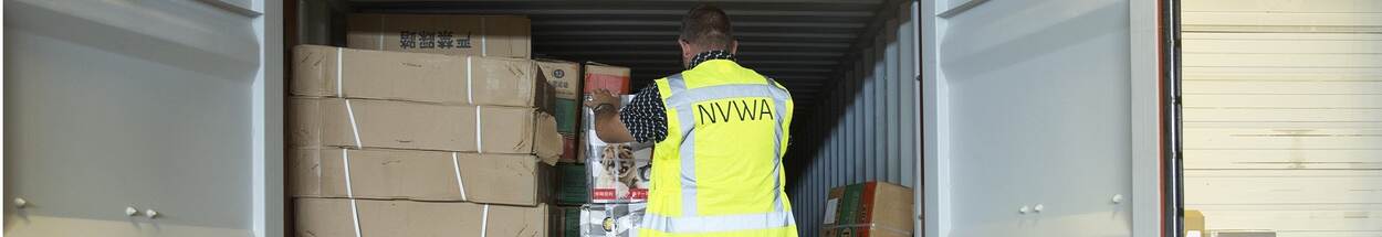 NVWA inspecteur controleert container met producten