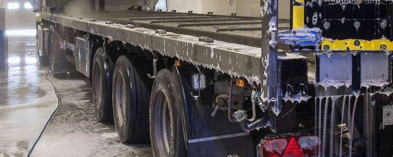 Reinigen van een vrachtwagen voor vervoer van dieren