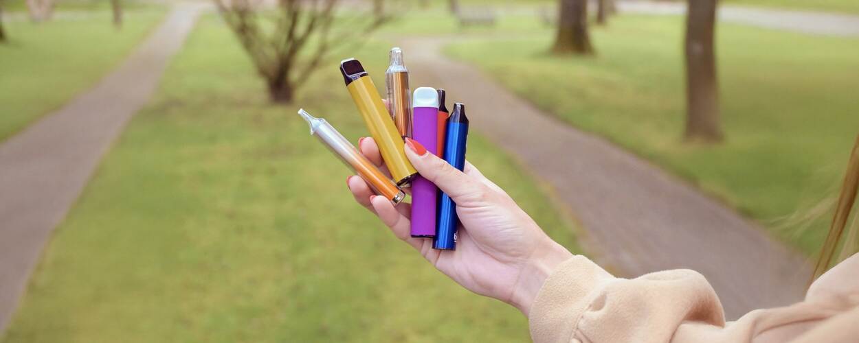 Verschillende vapes in hand