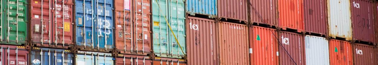 Zeecontainers gestapeld