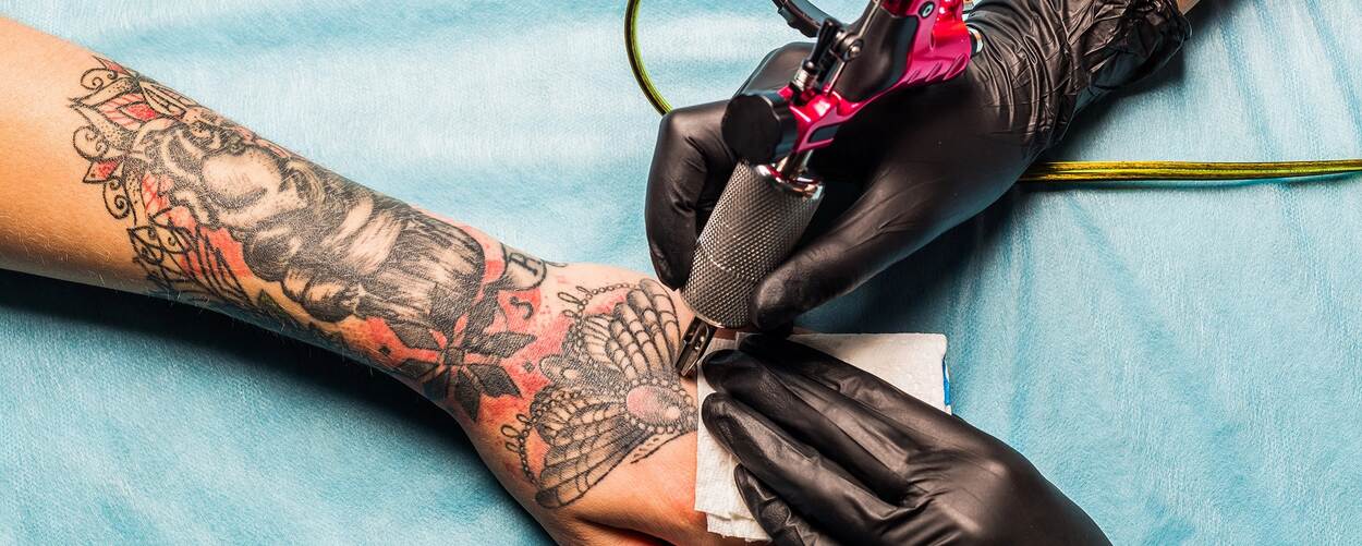 een arm die getatoeëerd wordt