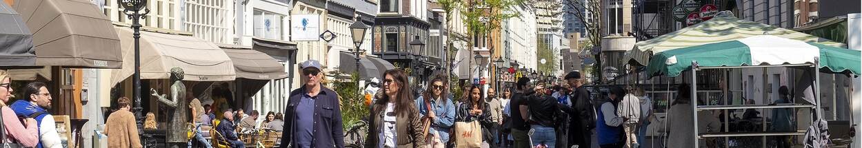 Drukke winkelstraat in Utrecht