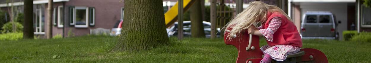 Kind op speeltoestel in speeltuin