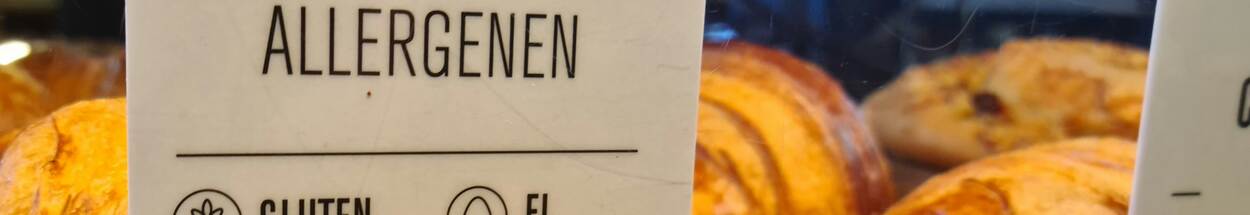 Bordje met allergenen bij croissants