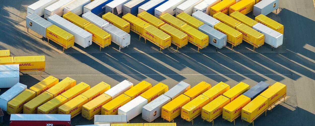 Opleggers van vrachtwagens op parkeerterrein