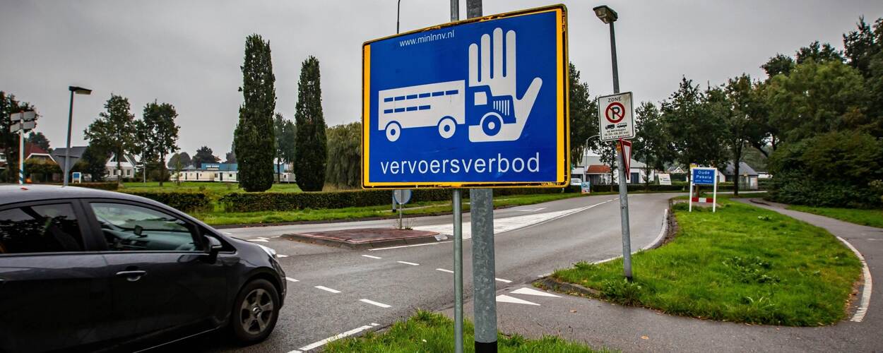Vervoersverbod bord langs een weg