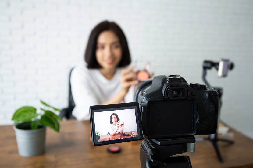 Influencer voor camera