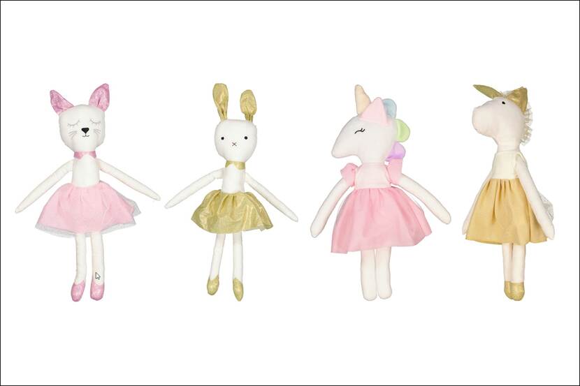 Vier stoffen poppen met roze en gouden jurkjes