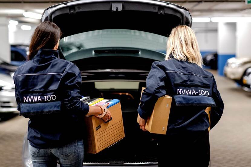 IOD jas - in beslaggenomen dozen in auto laden