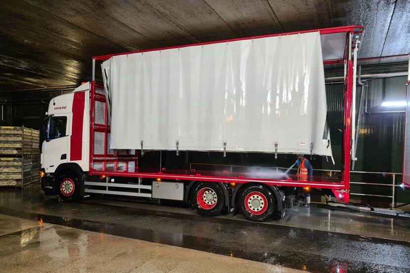 Reinigen van vrachtauto pluimveetransport