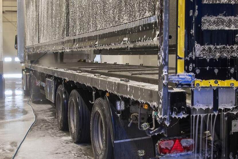 Reinigen van een vrachtwagen voor vervoer van dieren