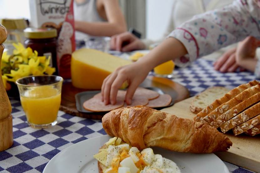 Kinderen aan ontbijtafel