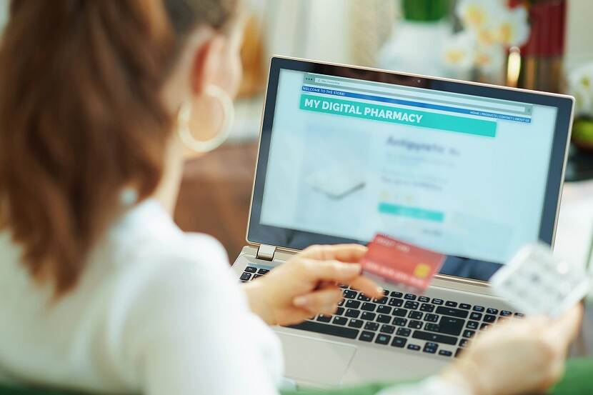 Vrouw koopt een product via een online apotheek