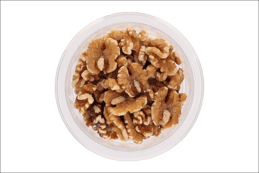 Gepelde walnoten in ronde plastic verpakking