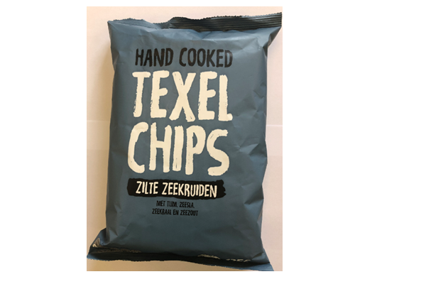 blauw zakje chips met beige tekst "Texel Chips"