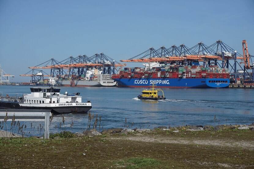 Containerschepen in de haven van Rotterdam