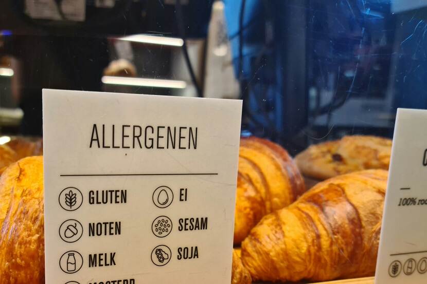 Bordje met allergenen bij croissants