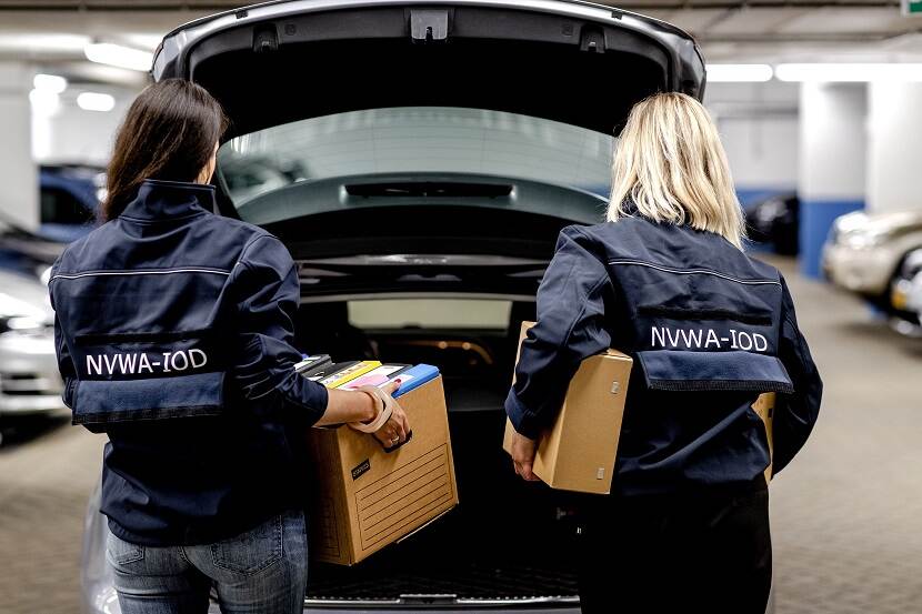 IOD NVWA inspecteurs laden in beslaggenomen dozen in auto