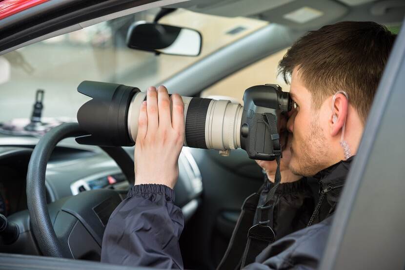 NVWA IOD inspecteur in auto met camera