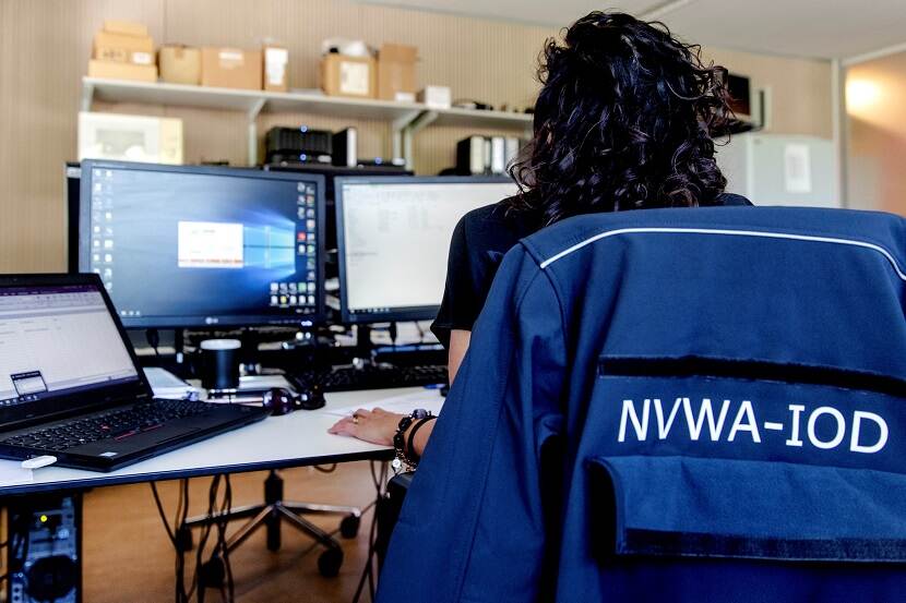 NVWA IOD inspecteur op kantoor achter beeldschermen