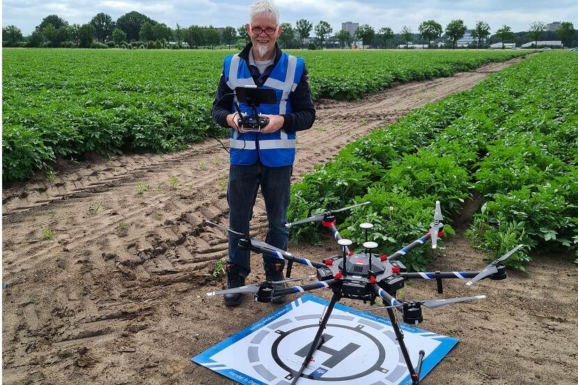 Man met drone controleert planten