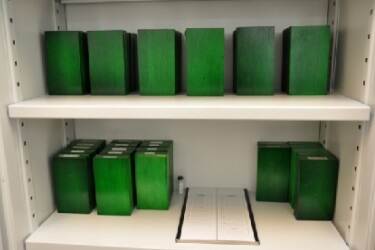 Inkijk in speciale brandkast waar in groene dozen typepreparaten van de nematodencollectie worden bewaard